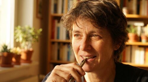 ontdek waarom mensen met deze ogenschijnlijk slechte gewoonte slimmer zijn dan gemiddeld, volgens een recente studie over intelligentie.